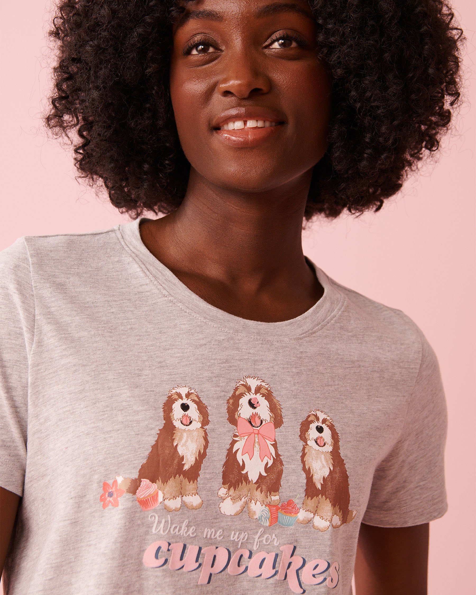 LA VIE EN ROSE T-shirt col rond en coton imprimé chiens et cupcakes Gris 40100836 - Voir3