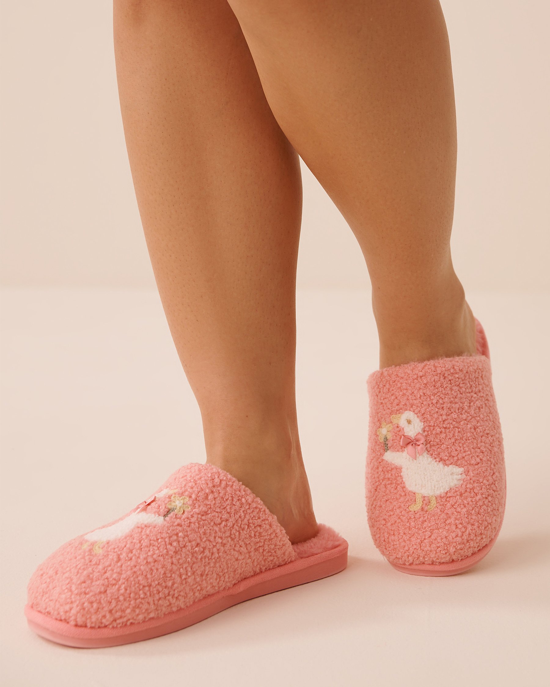 LA VIE EN ROSE Goose Pattern Curly Fur Slippers Peachy Pink 40700462 - View1