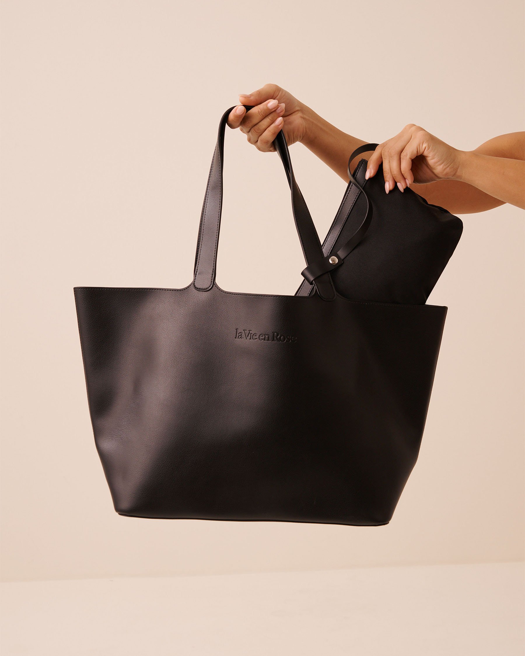 LA VIE EN ROSE Sac fourre-tout en faux cuir Noir 40700467 - View2