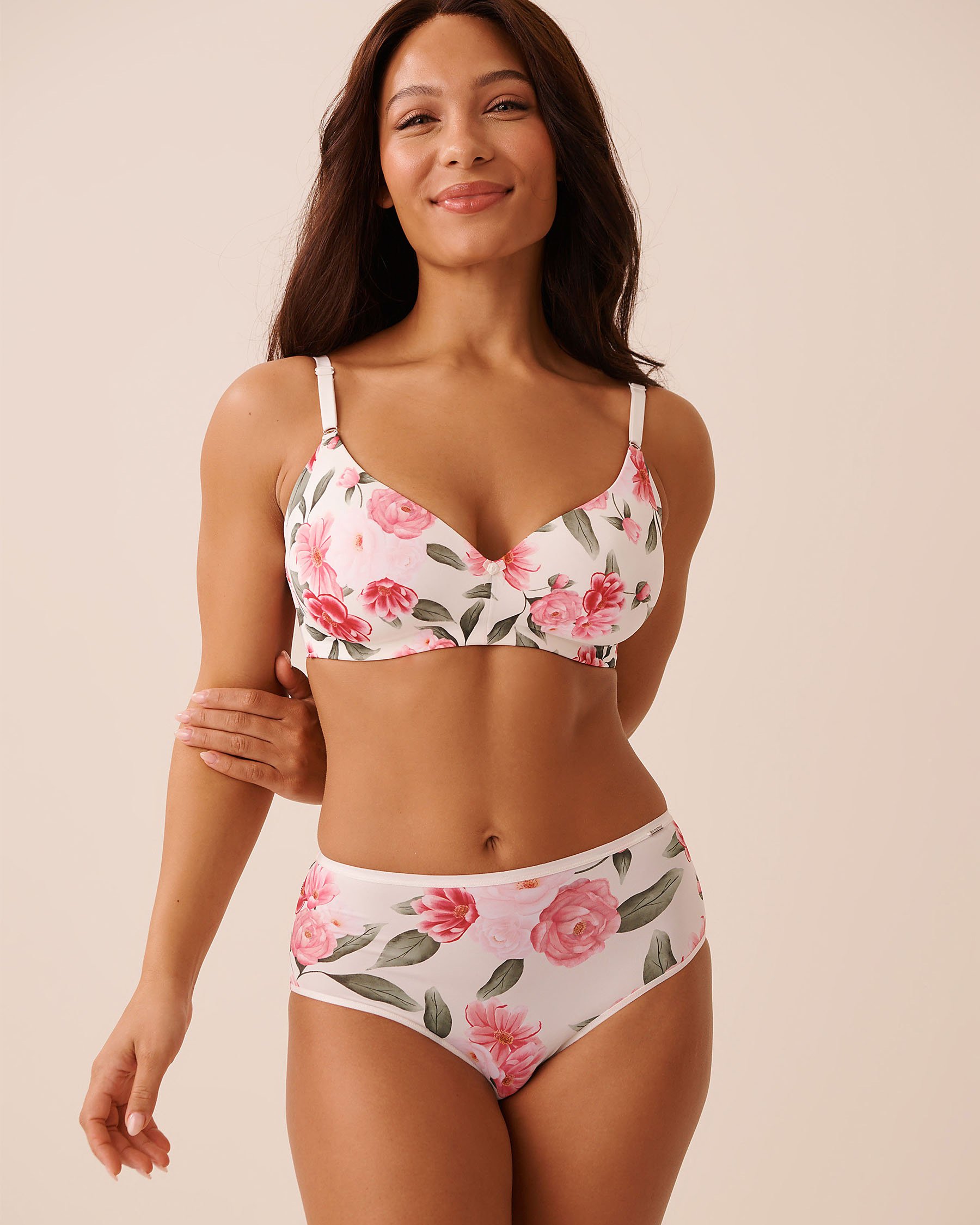 LA VIE EN ROSE Lightly Lined Wireless Sleek Back Bra White/Camellias 10200582 - View1