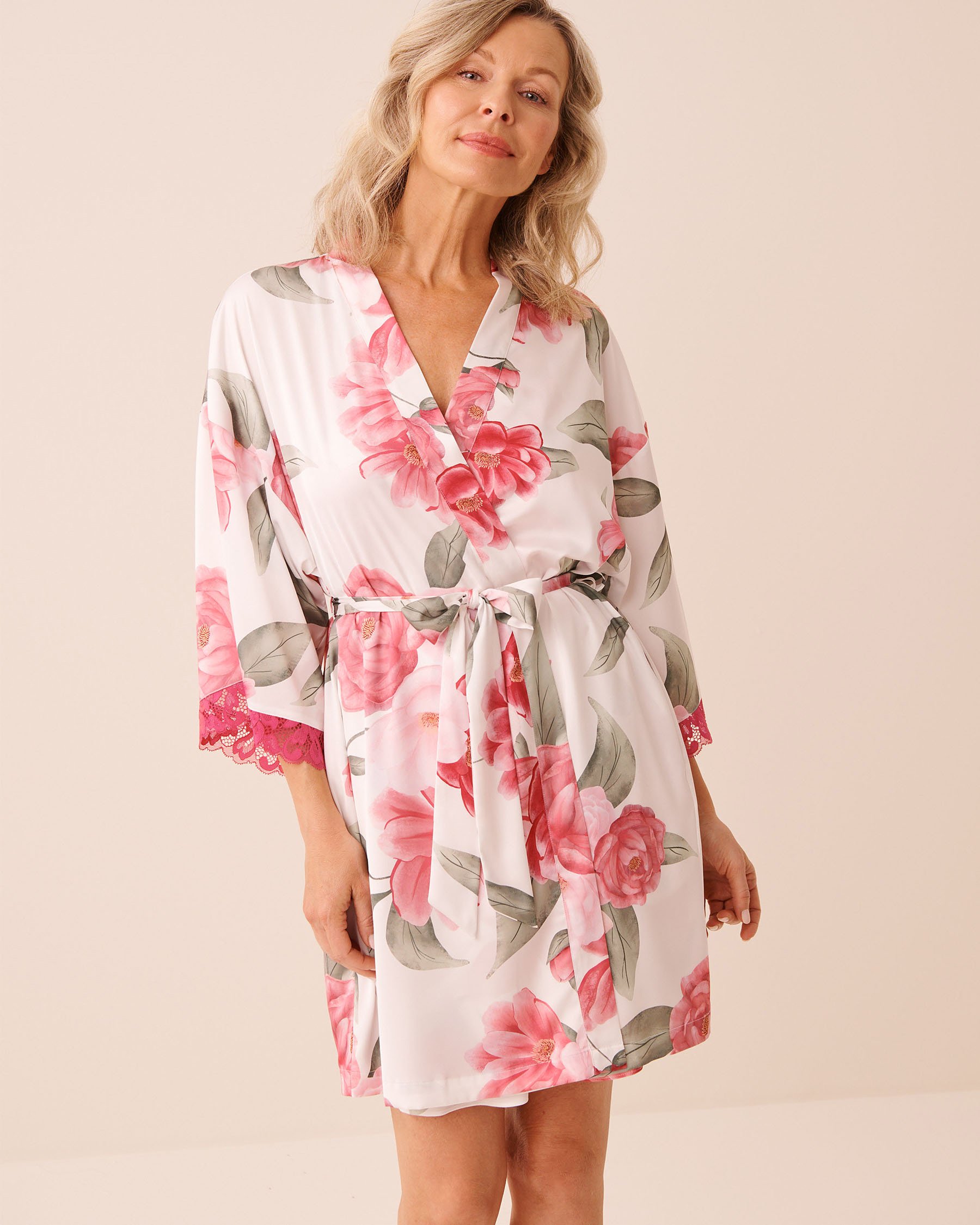 LA VIE EN ROSE Camellia Print Lace Trim Satin Kimono White/Camellias 60600117 - View3