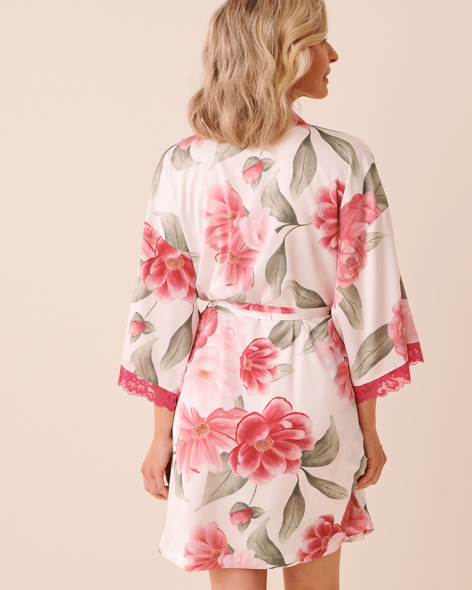 LA VIE EN ROSE Camellia Print Lace Trim Satin Kimono White/Camellias 60600117 - View4