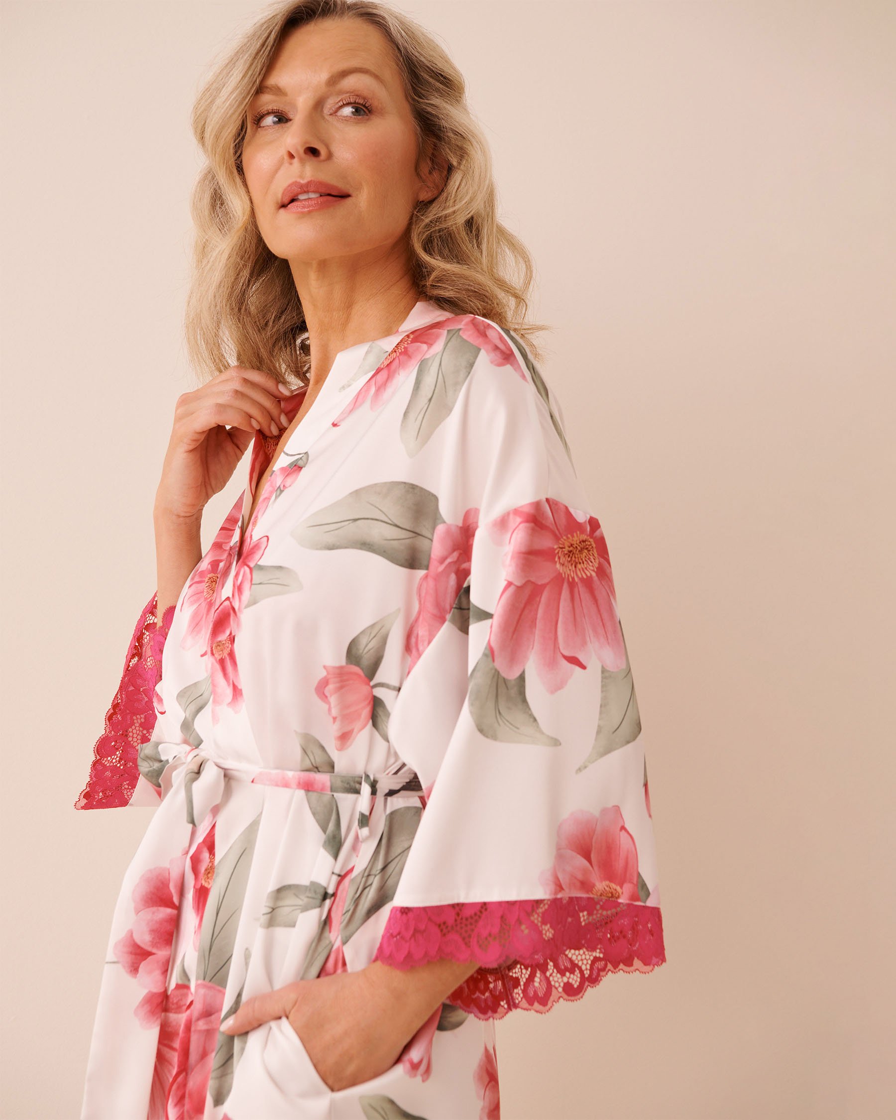 LA VIE EN ROSE Camellia Print Lace Trim Satin Kimono White/Camellias 60600117 - View5