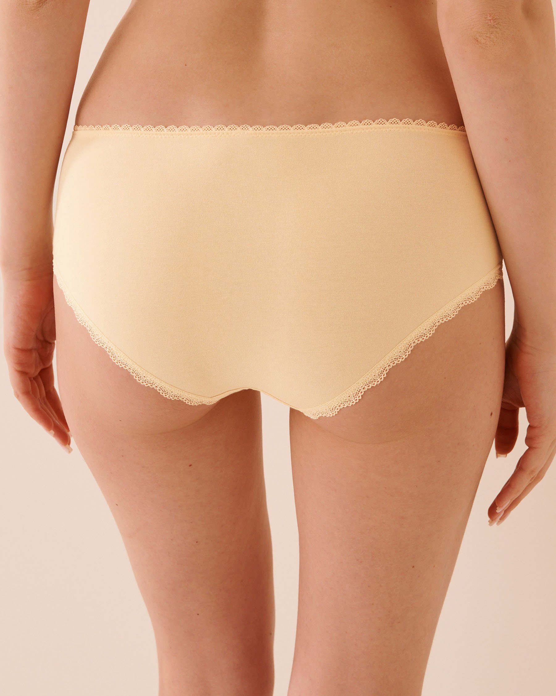 LA VIE EN ROSE Culotte aux hanches coton et détails de dentelle Jaune pâle 20100729 - View2