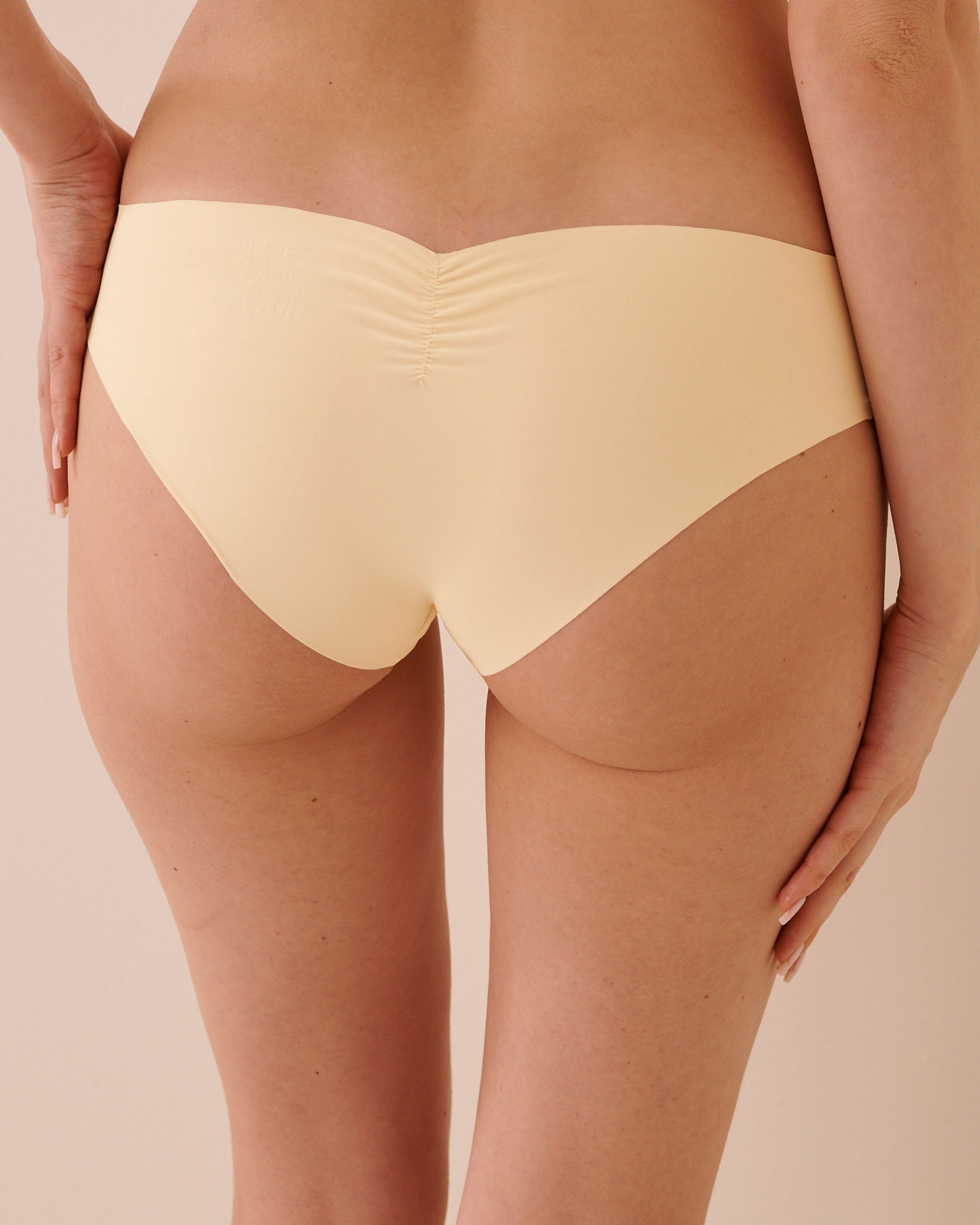 LA VIE EN ROSE Microfiber Invisible Cheeky Panty Pale Yellow 20200783 - View2