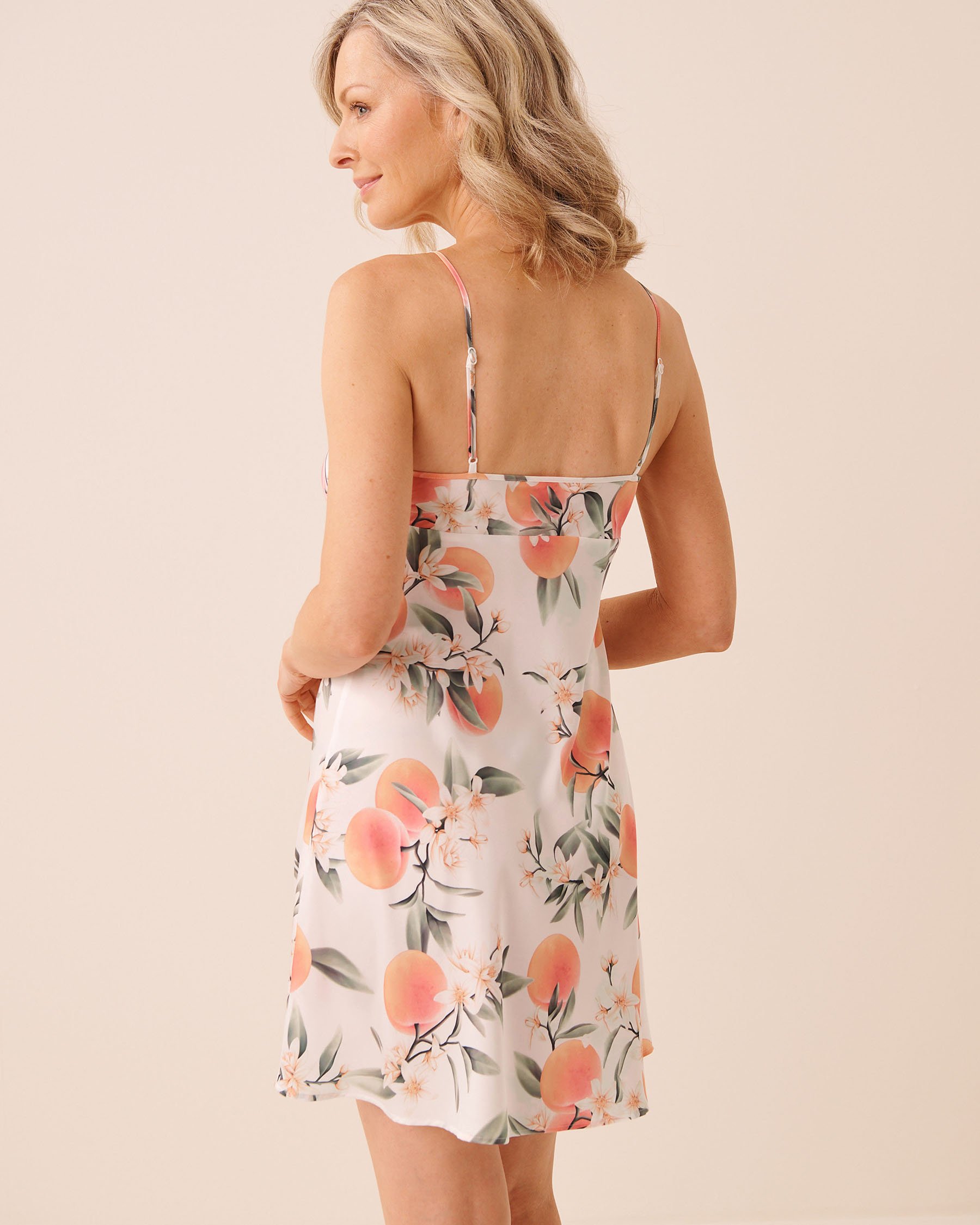 LA VIE EN ROSE Nuisette en satin nouée à l'encolure imprimé pêche Blanc/Pêches 60500244 - Voir4