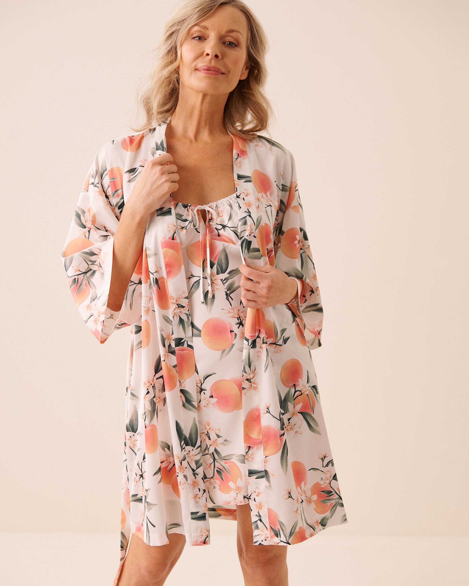 LA VIE EN ROSE Peach Print Satin Kimono White/Peaches 60600122 - View3
