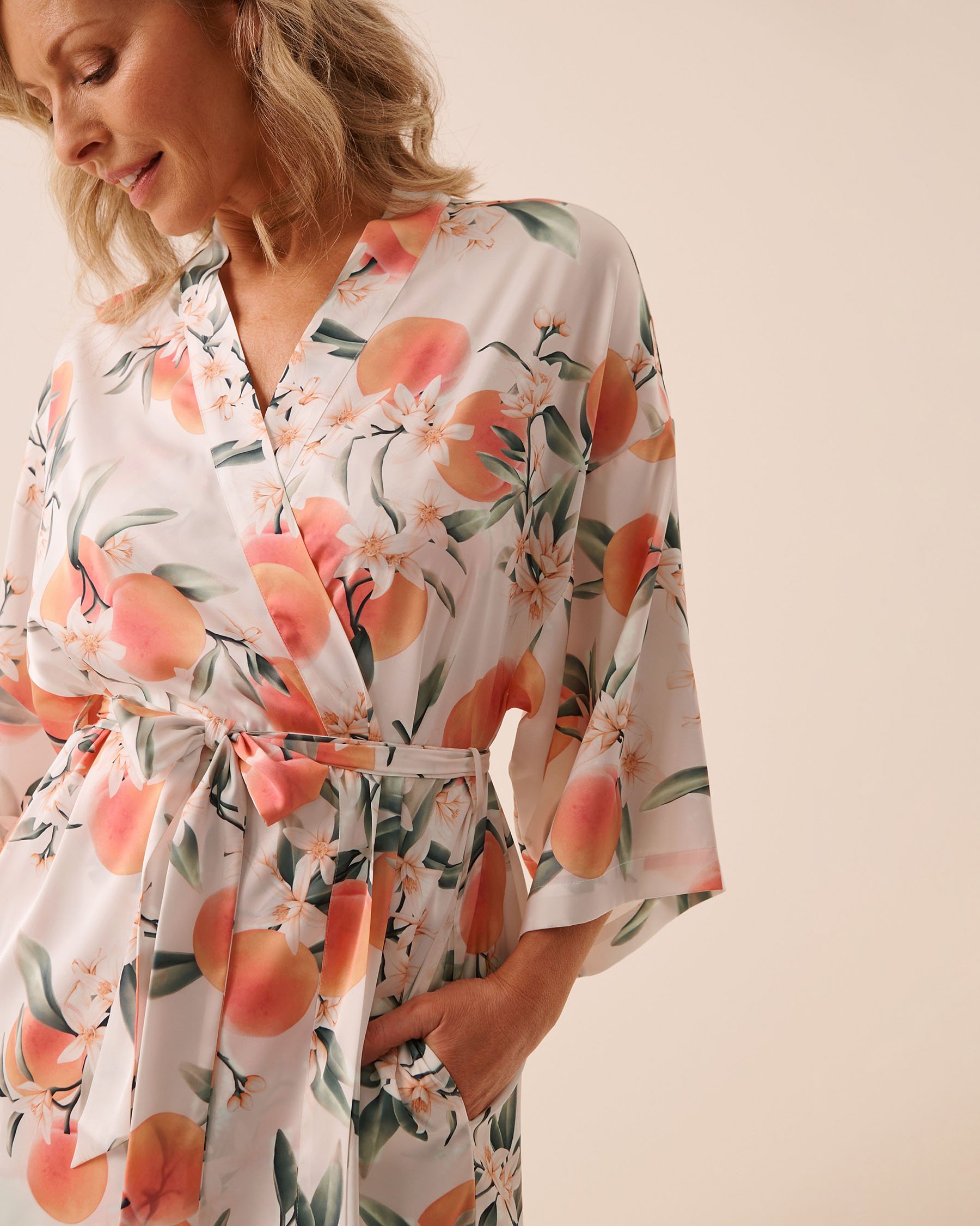 LA VIE EN ROSE Peach Print Satin Kimono White/Peaches 60600122 - View6