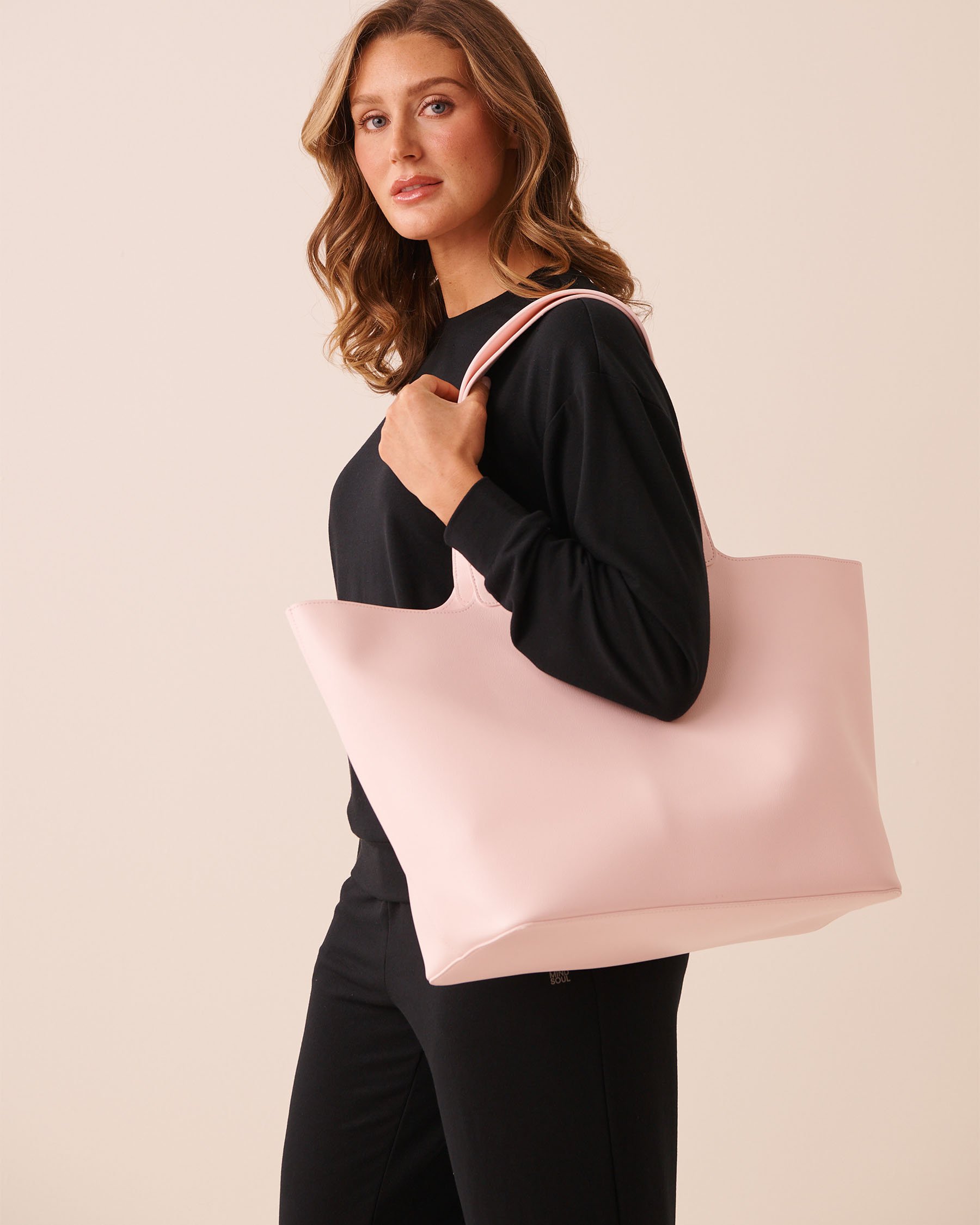 LA VIE EN ROSE Sac fourre-tout en faux cuir Rose 40700478 - Voir8