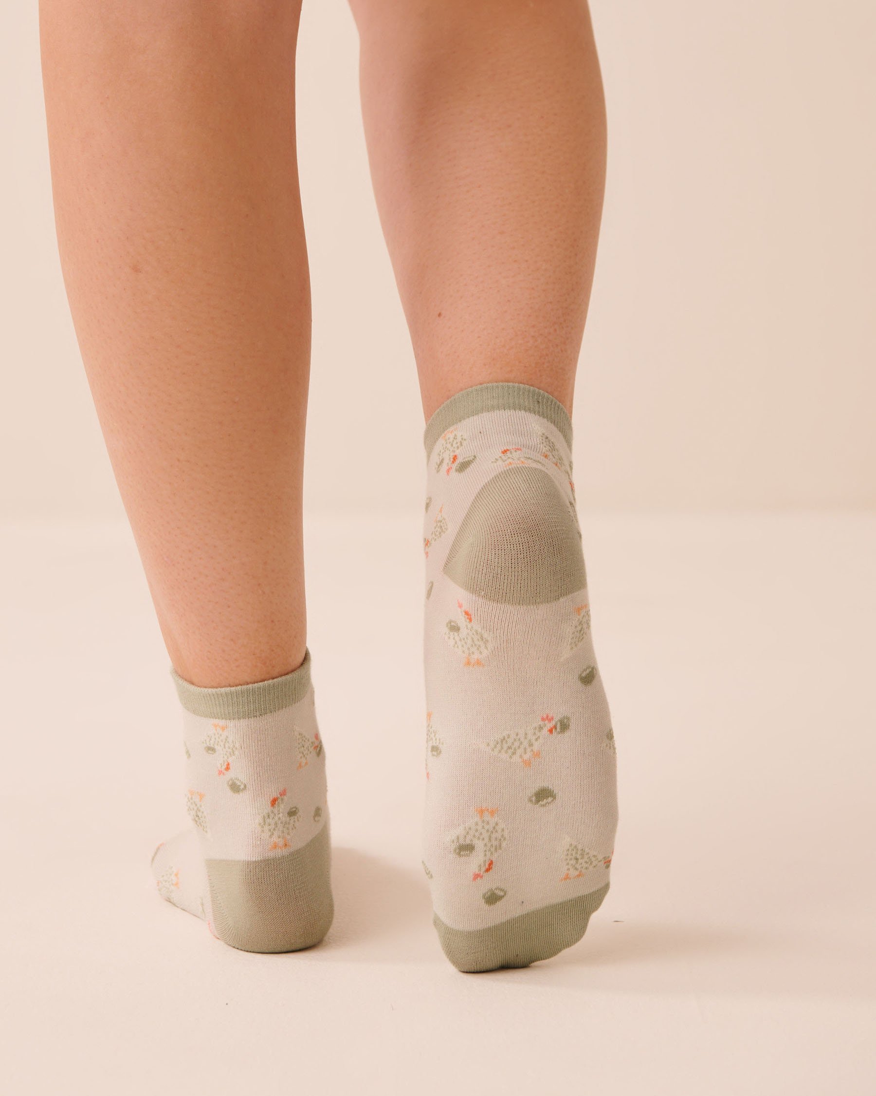 LA VIE EN ROSE Finely Ribbed Chicken Socks Green/Chickens 40700476 - View2