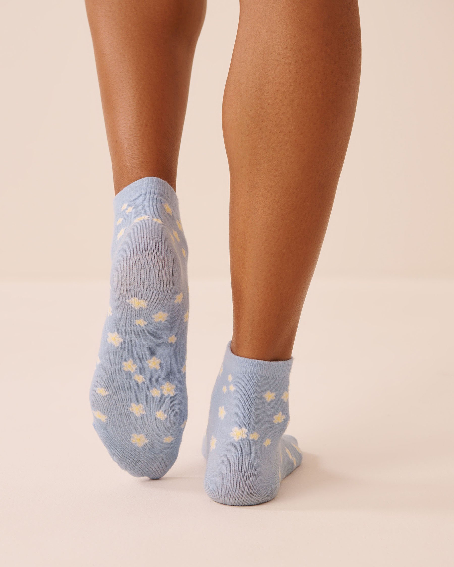 LA VIE EN ROSE Finely Ribbed Daisy Socks Blue/Daisies 40700476 - View2
