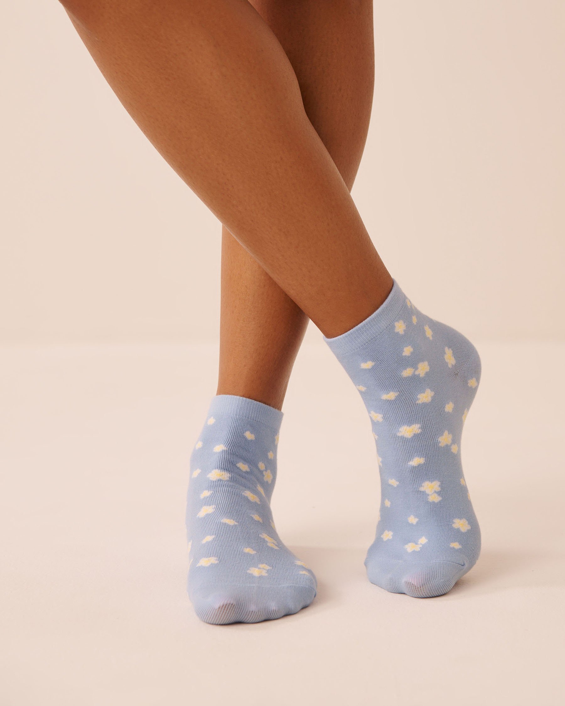 LA VIE EN ROSE Finely Ribbed Daisy Socks Blue/Daisies 40700476 - View1