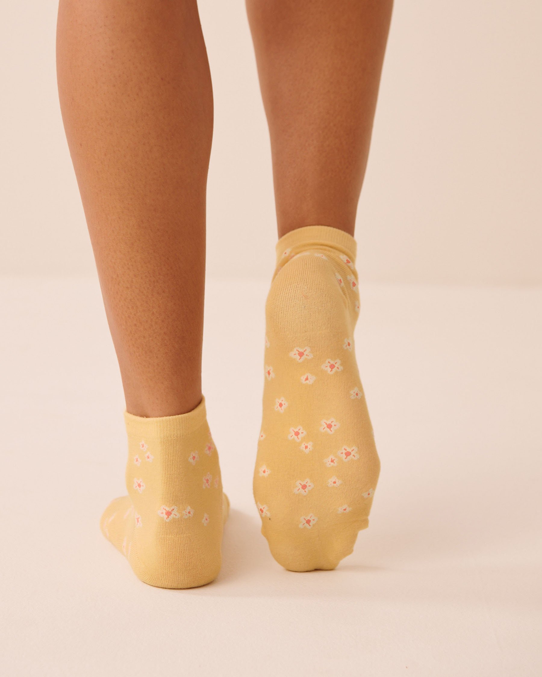 LA VIE EN ROSE Finely Ribbed Daisy Socks Yellow/Daisies 40700476 - View2