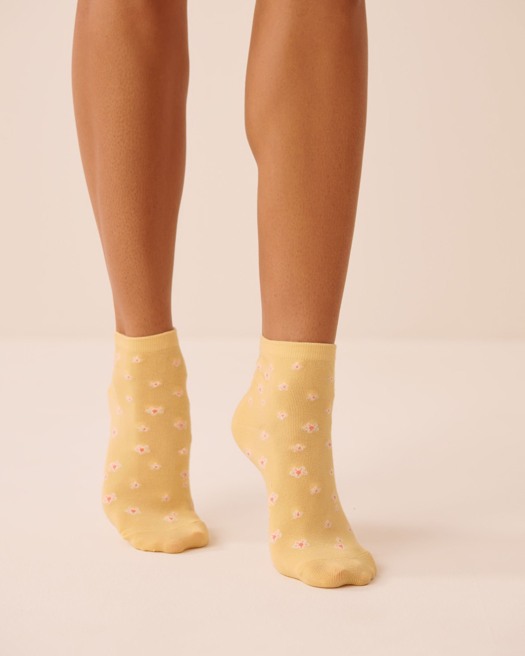 LA VIE EN ROSE Finely Ribbed Daisy Socks Yellow/Daisies 40700476 - View1
