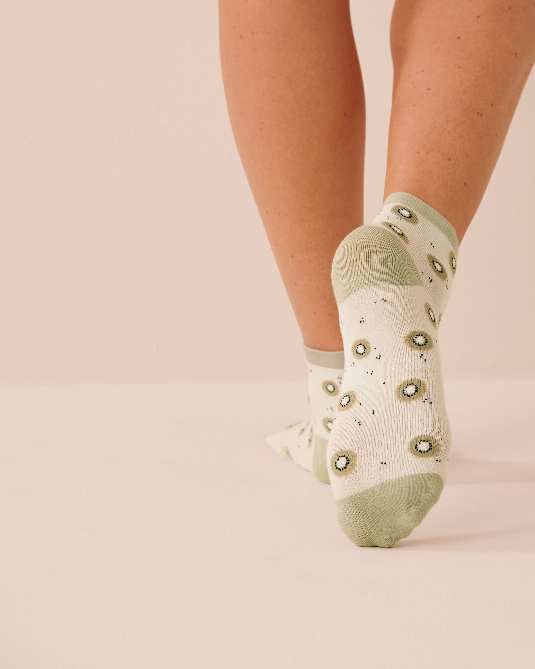 LA VIE EN ROSE Finely Ribbed Kiwi Socks Green/Kiwis 40700476 - View2