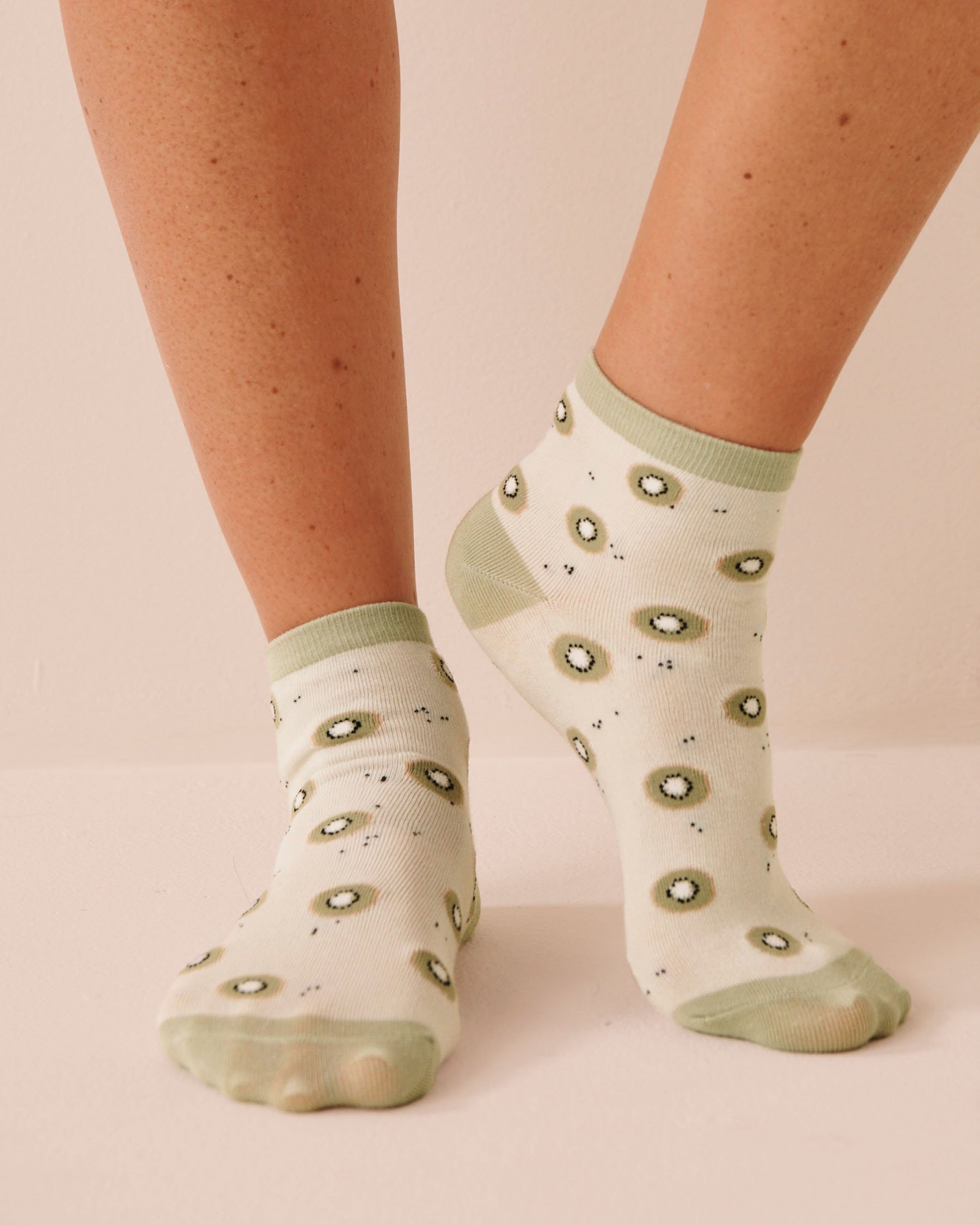 LA VIE EN ROSE Finely Ribbed Kiwi Socks Green/Kiwis 40700476 - View1