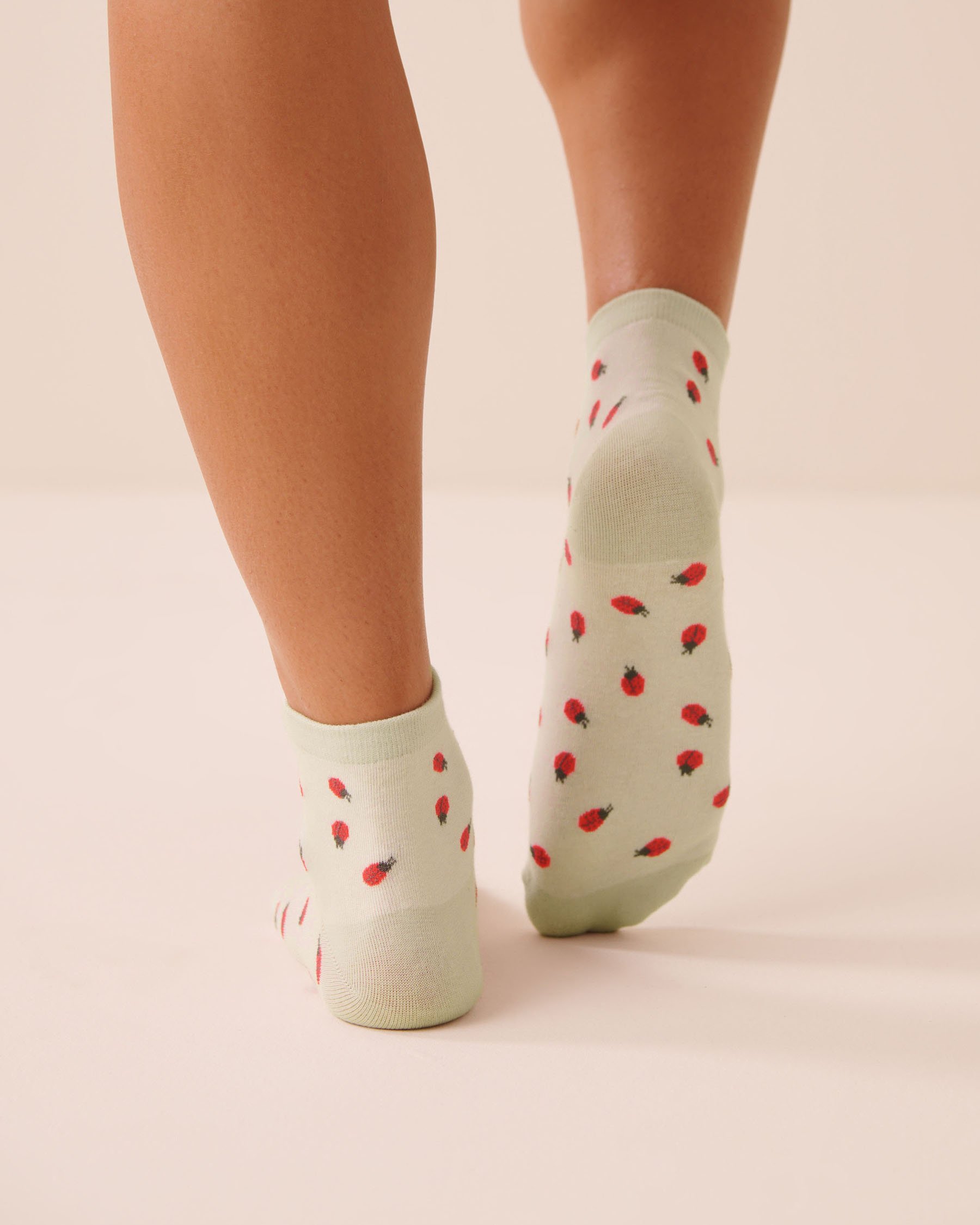 LA VIE EN ROSE Finely Ribbed Ladybug Socks Green/Ladybugs 40700476 - View2