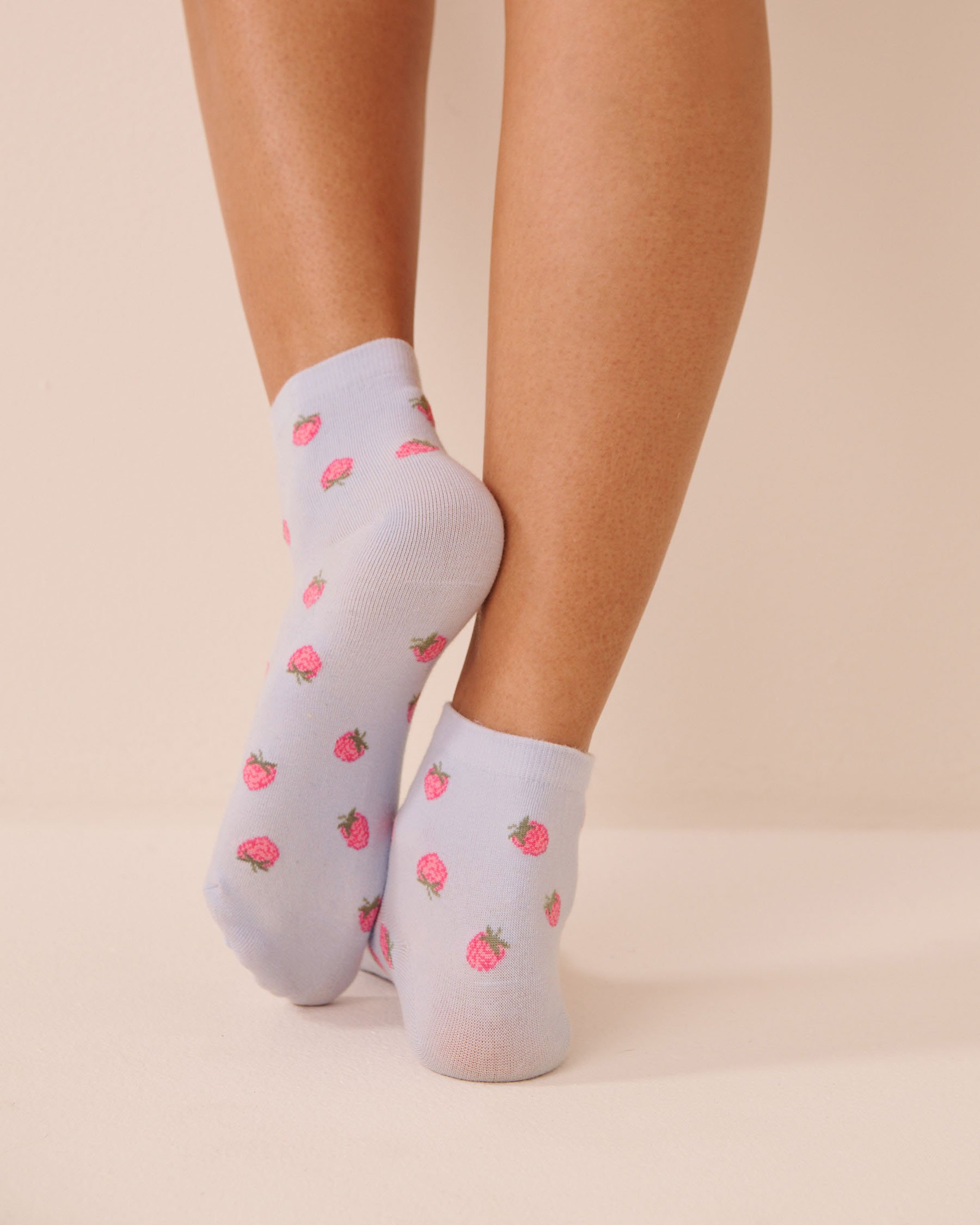 LA VIE EN ROSE Finely Ribbed Raspberry Socks Blue/Raspberries 40700476 - View2