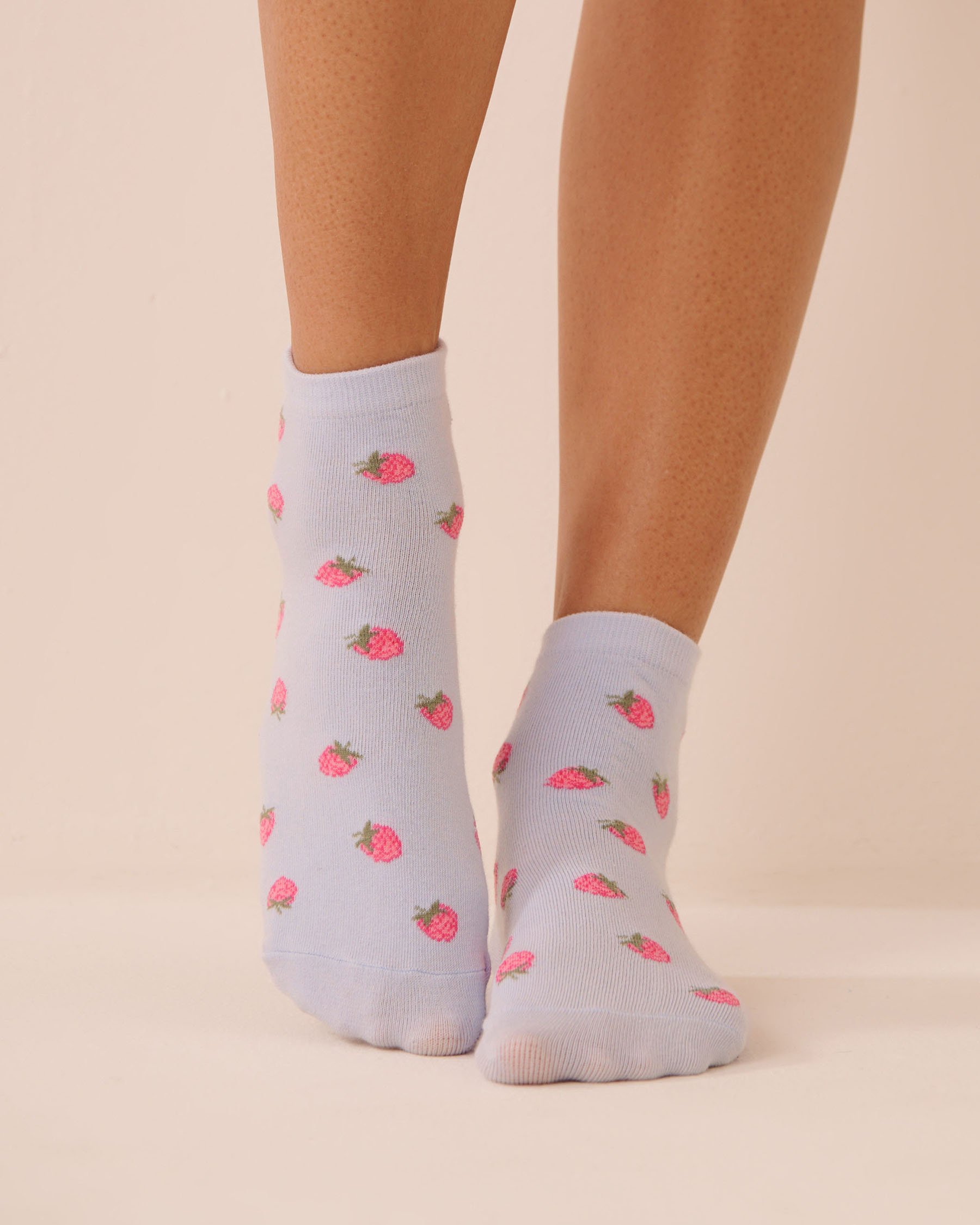 LA VIE EN ROSE Finely Ribbed Raspberry Socks Blue/Raspberries 40700476 - View4
