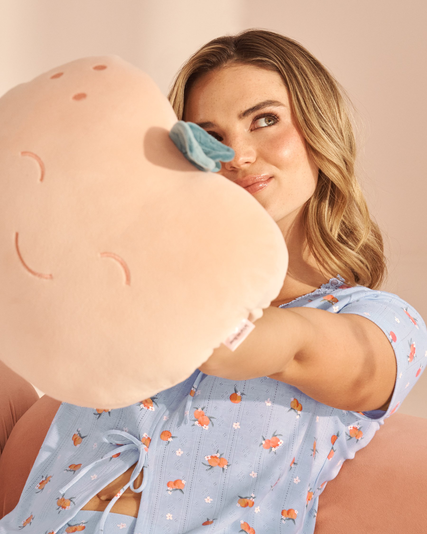 LA VIE EN ROSE Peach Hand Warmer Pillow Peach 40700471 - View2