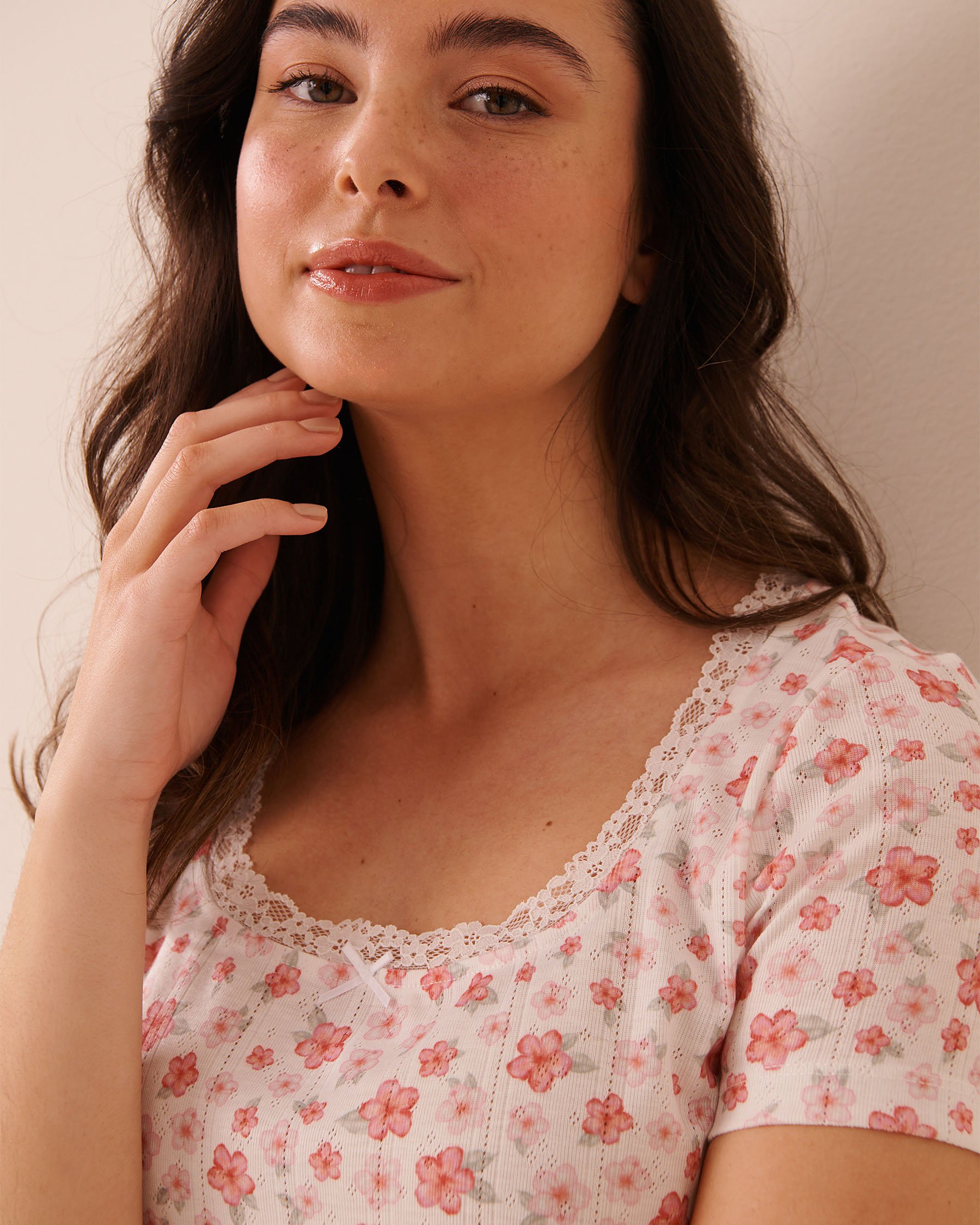 LA VIE EN ROSE Hibiscus Print Lace Trim Pointelle Short Sleeve T-shirt White 40100870 - View3