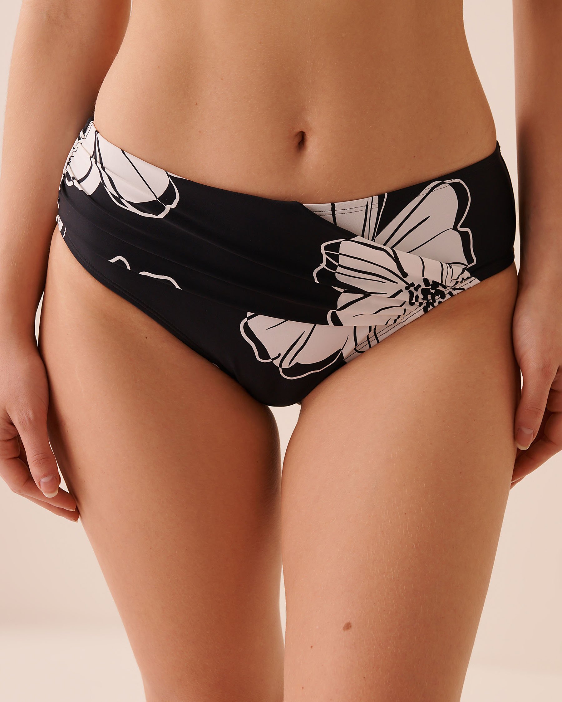LA VIE EN ROSE AQUA BLACK HIBISCUS Mid Waist Bikini Bottom Black Hibiscus 70300900 - View1