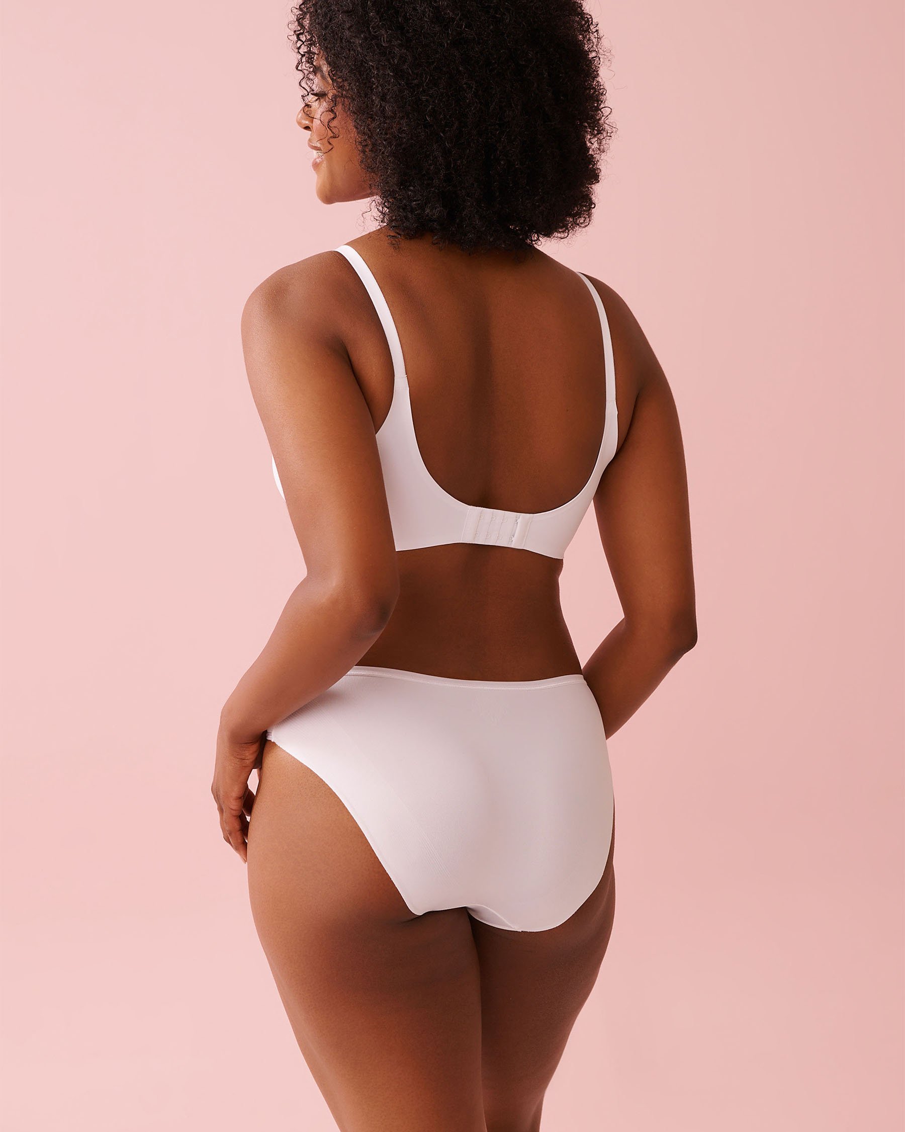 LA VIE EN ROSE Lightly Lined Wireless Sleek Back Bra White 169-113-2-00 - View2