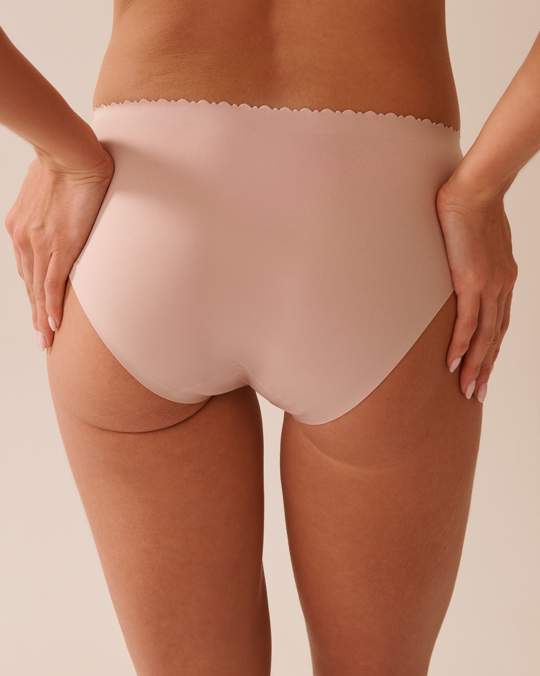 LA VIE EN ROSE Microfiber Bonded Bikini Panty Champagne 712-122-0-00 - View2