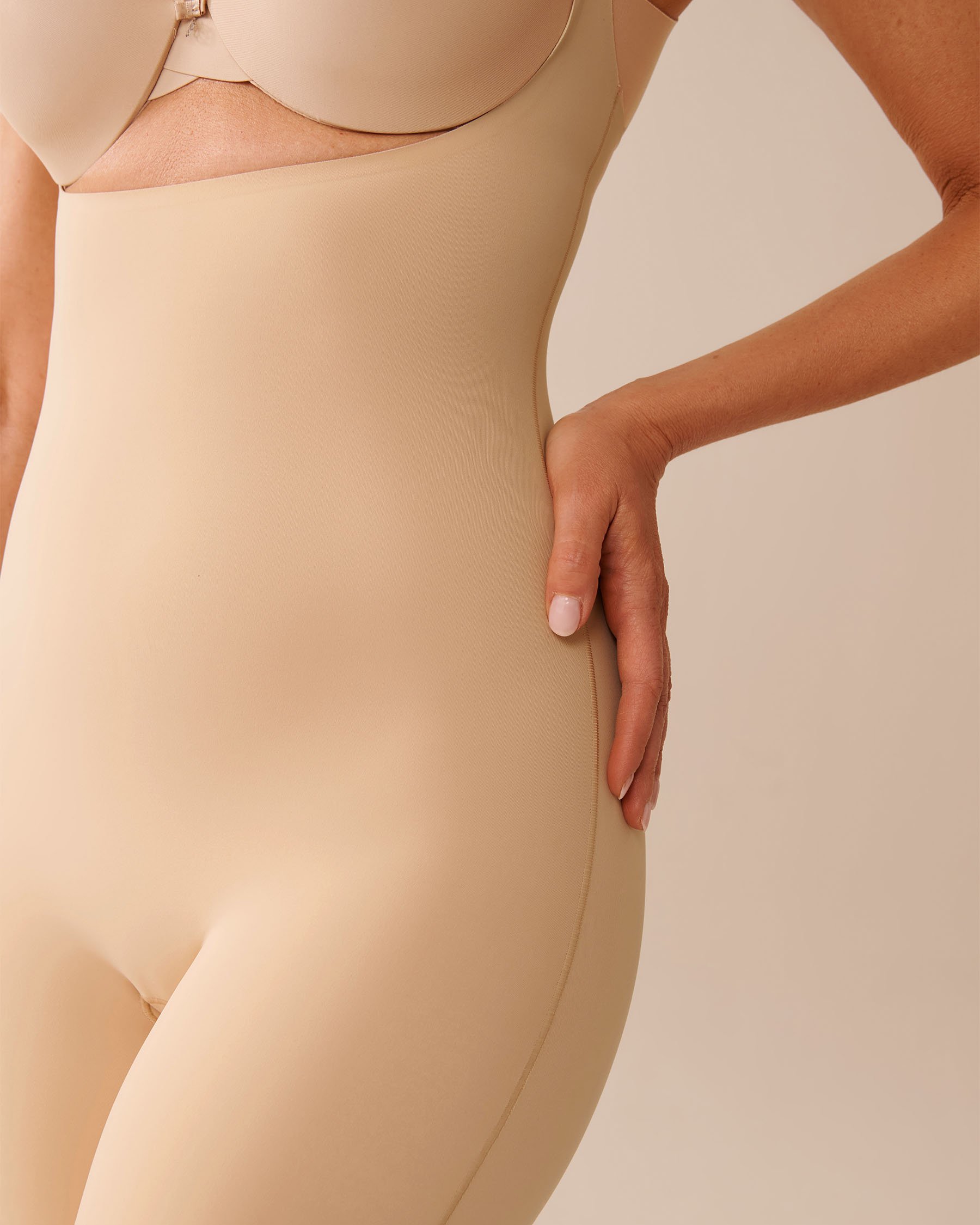 LA VIE EN ROSE Combinaison buste ouvert mi-cuisse maintien modéré en microfibre Noisette 30300003 - Voir10