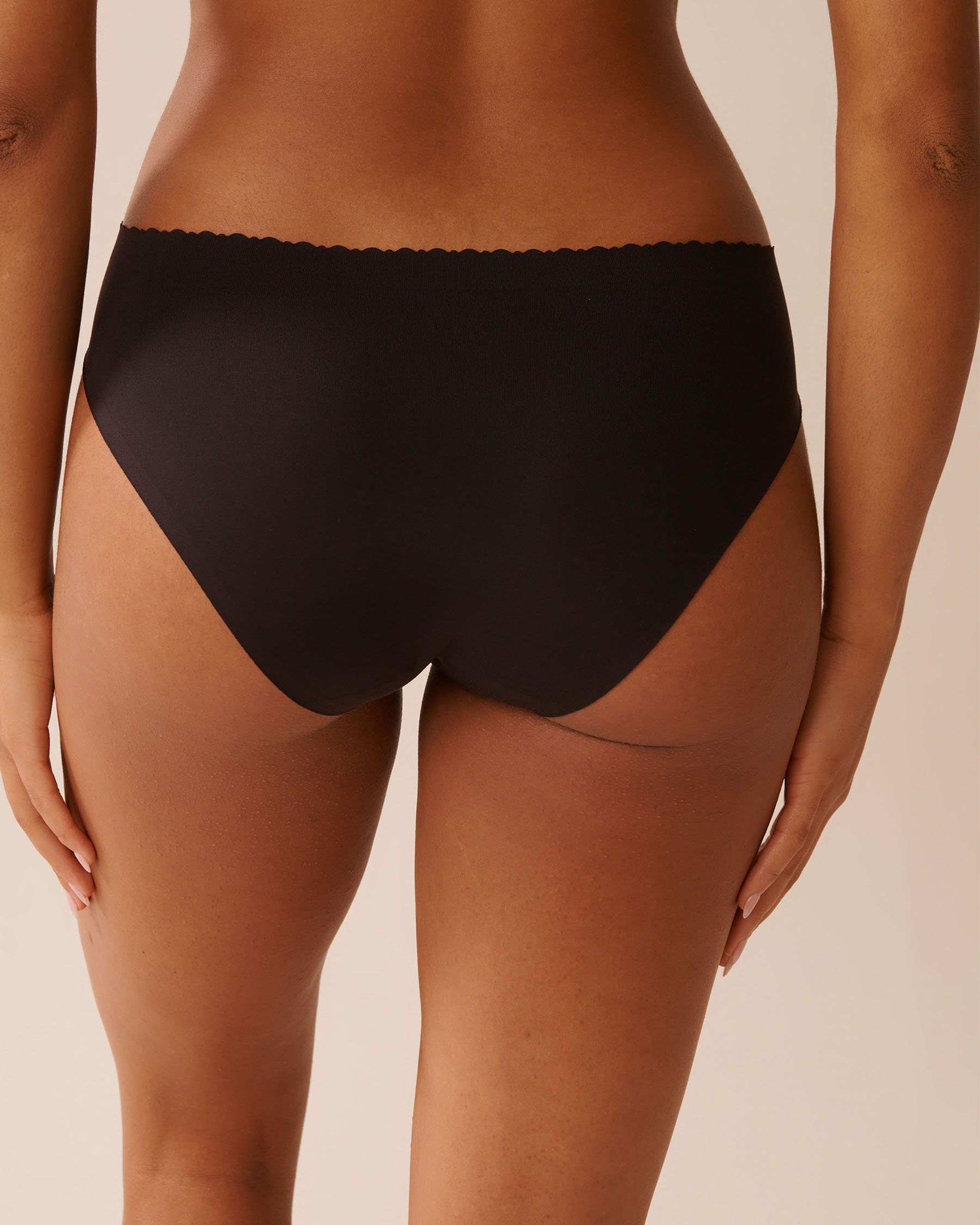 LA VIE EN ROSE Microfiber Bonded Bikini Panty Black 712-122-0-00 - View2