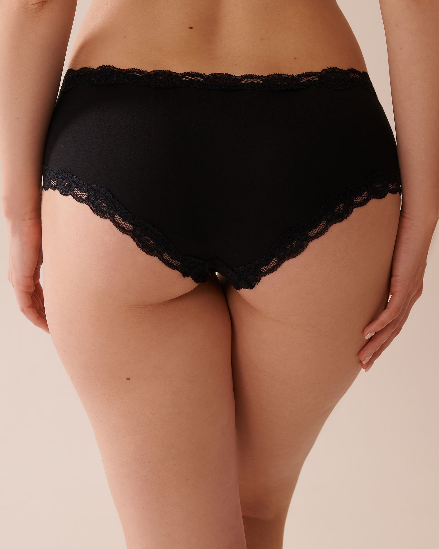 LA VIE EN ROSE Super Soft Lace Trim Boyleg Panty Black 20100246 - View2