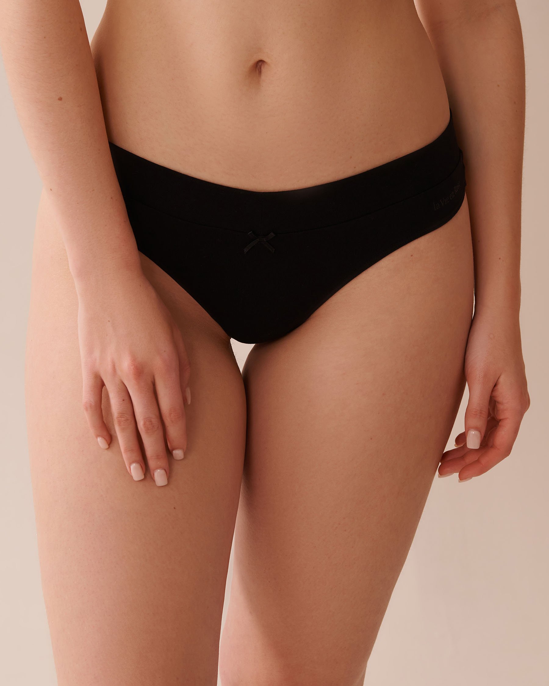 LA VIE EN ROSE Cotton Thong Panty Black 564-211-0-00 - View2