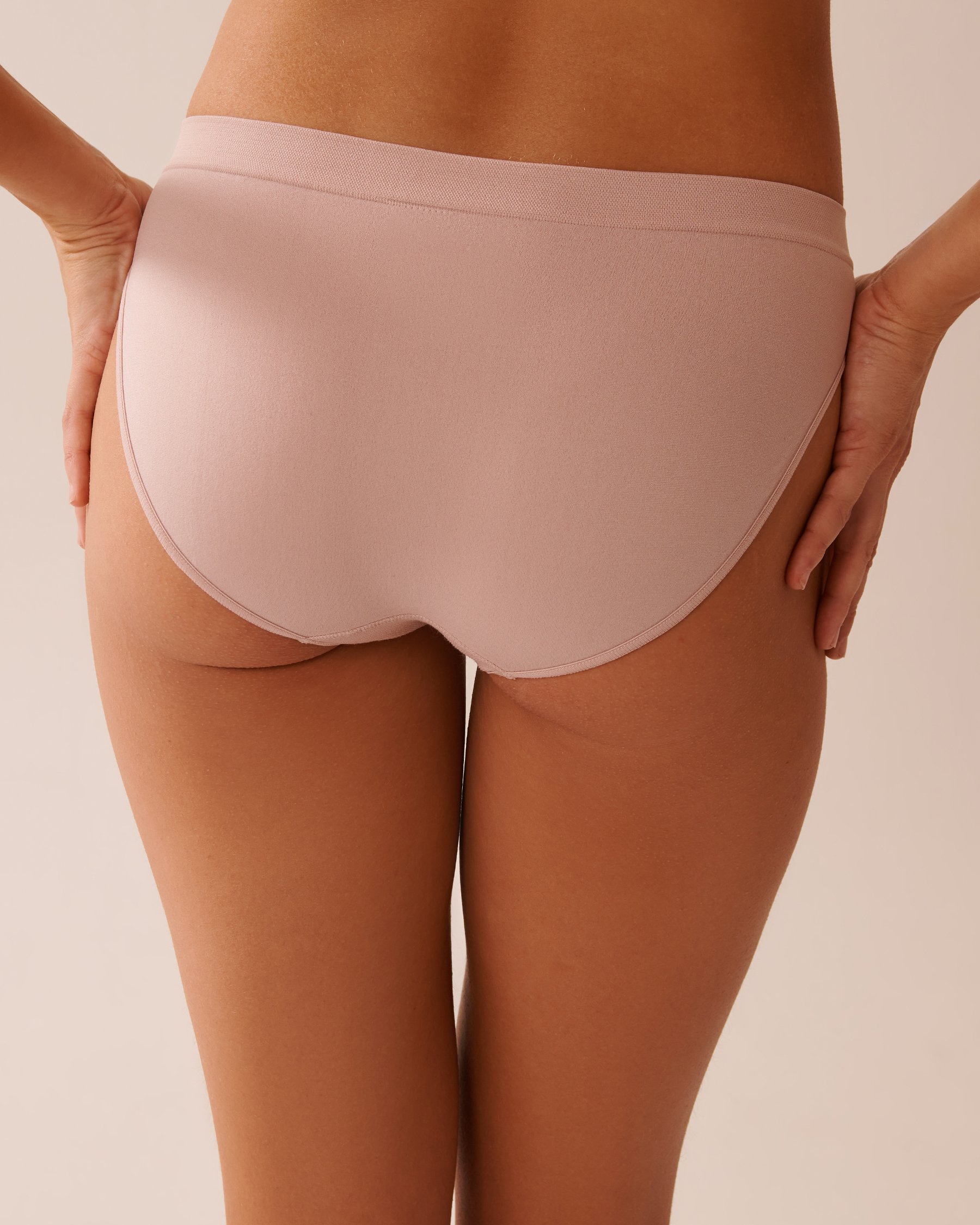 LA VIE EN ROSE Seamless Fabric Bikini Panty Shadow Grey 889-222-0-00 - View2