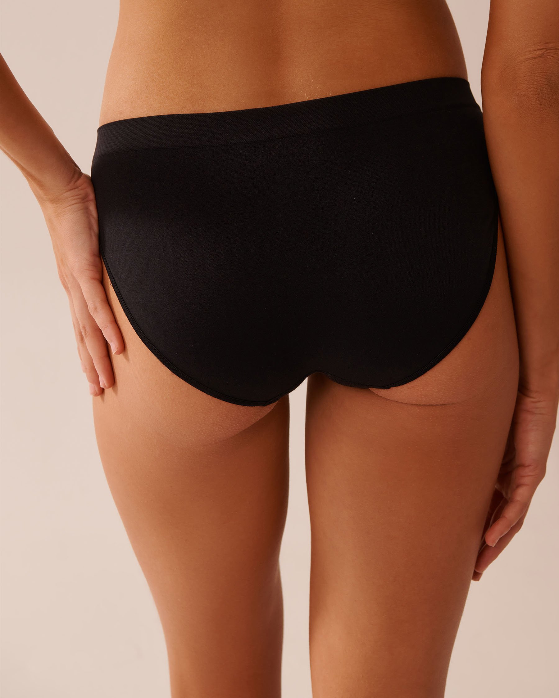 LA VIE EN ROSE Seamless Fabric Bikini Panty Black 889-222-0-00 - View2