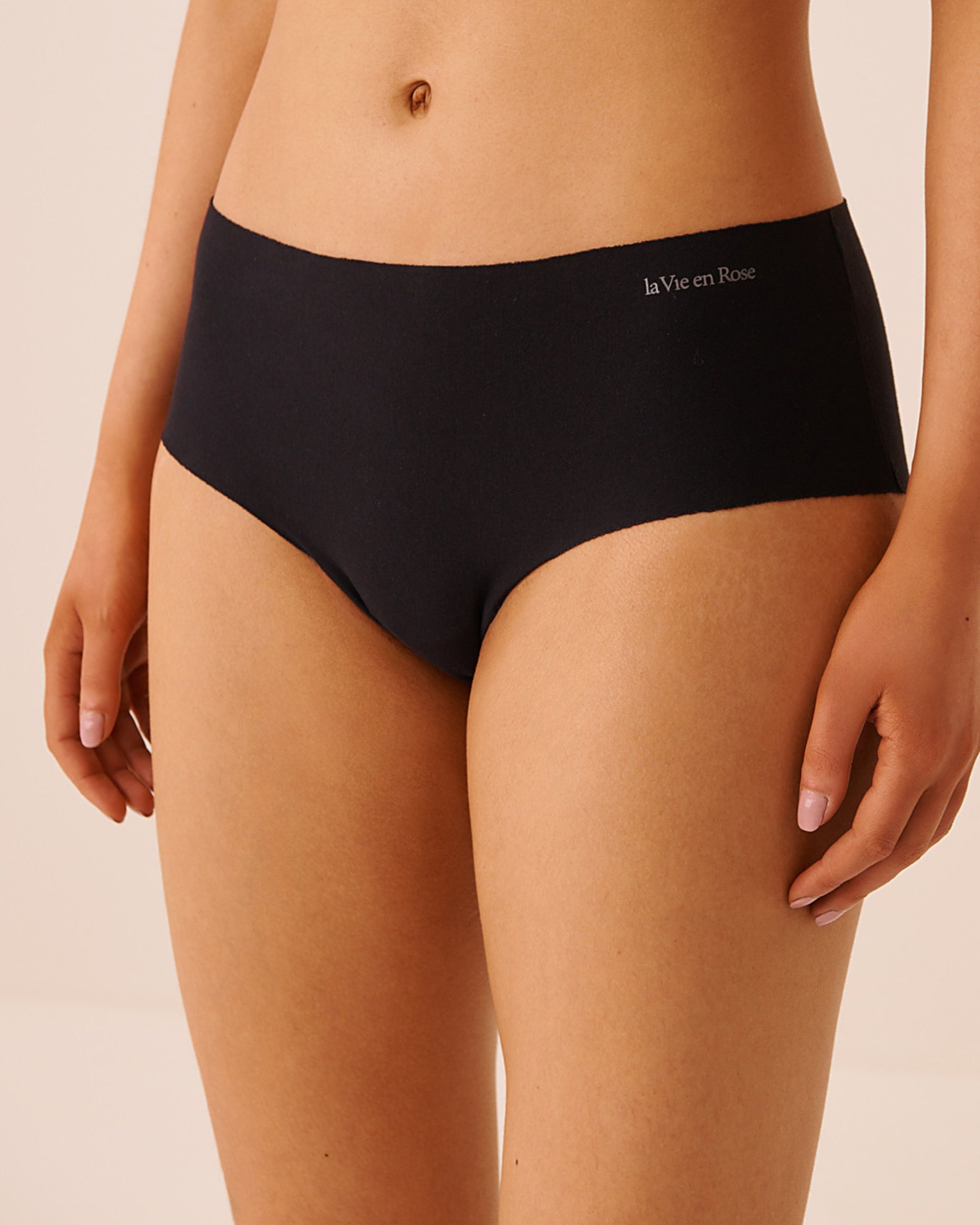 LA VIE EN ROSE Cotton Invisible Hiphugger Panty Black 20100815 - View1