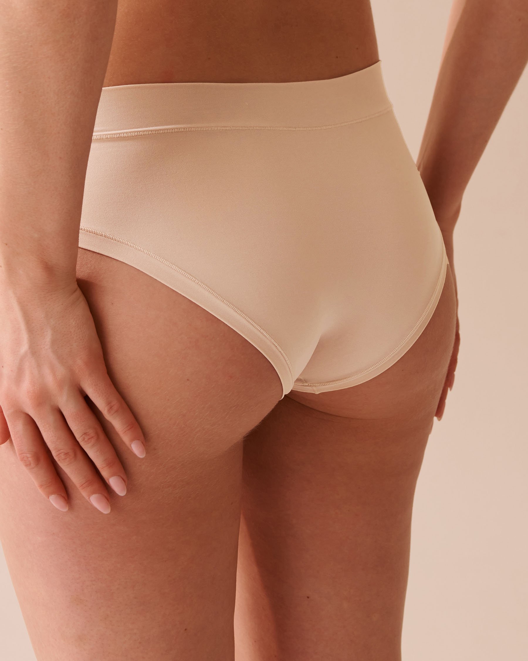 LA VIE EN ROSE Perfect Fit Hiphugger Panty Hazelnut 20200476 - View2