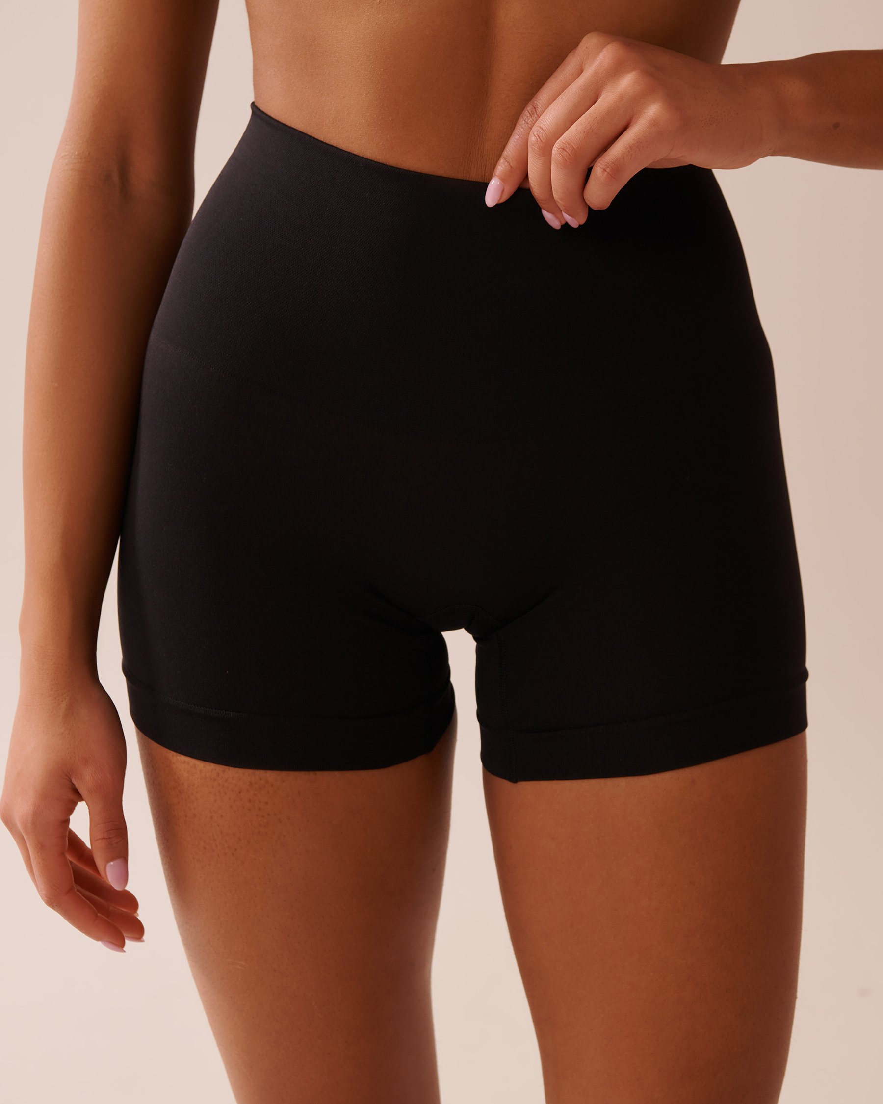 LA VIE EN ROSE Light Support Seamless Fabric High Waist Shaper Shorts Black 30200010 - View1