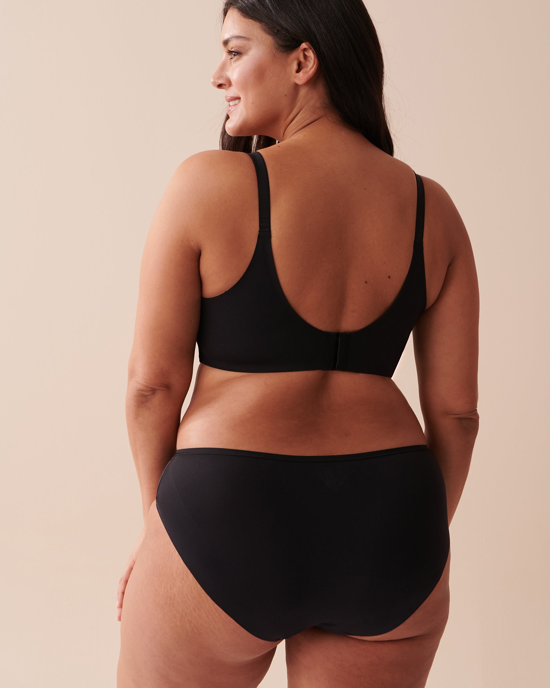 LA VIE EN ROSE Lightly Lined Wireless Sleek Back Bra Black 169-113-2-00 - View5