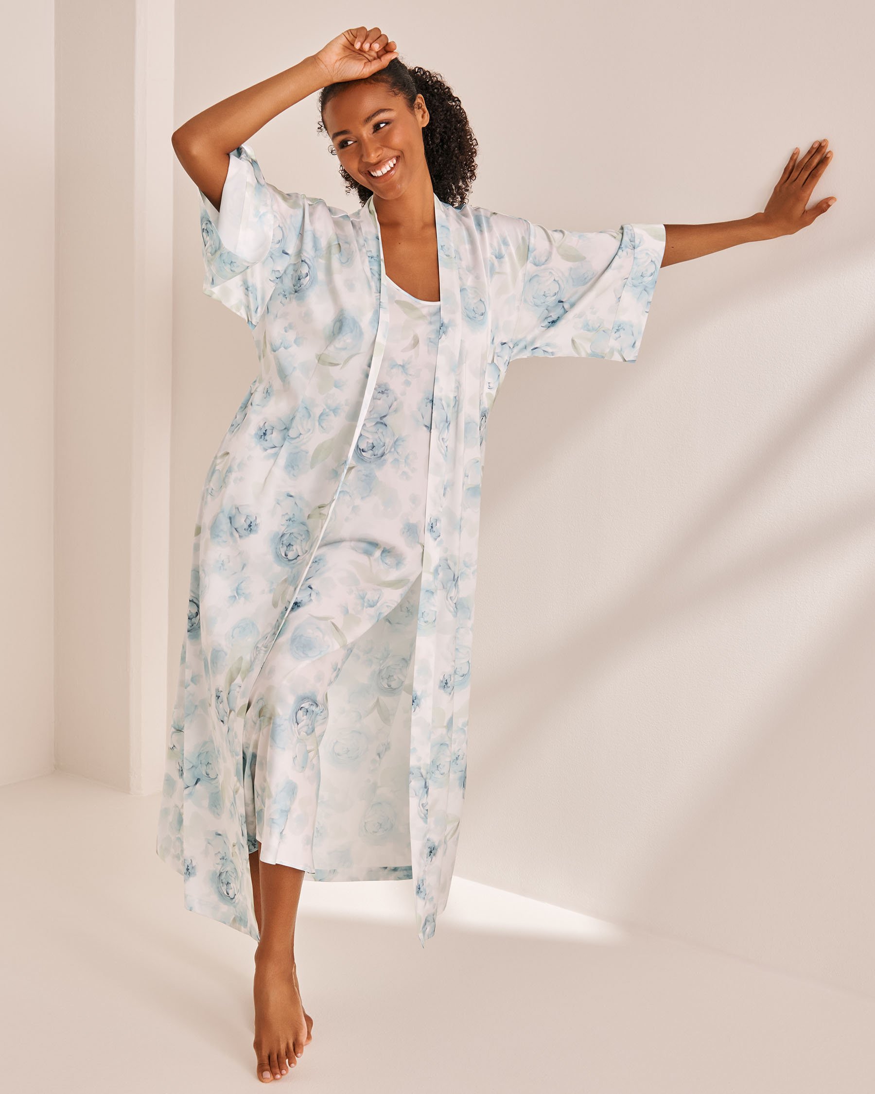 LA VIE EN ROSE Kimono long en satin imprimé roses bleues Roses bleues 60600093 - View3