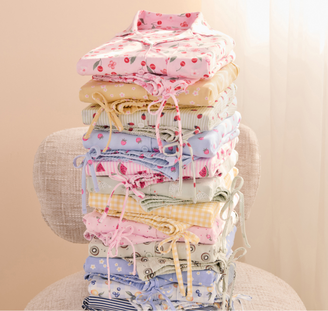 Pile de pyjamas d'été