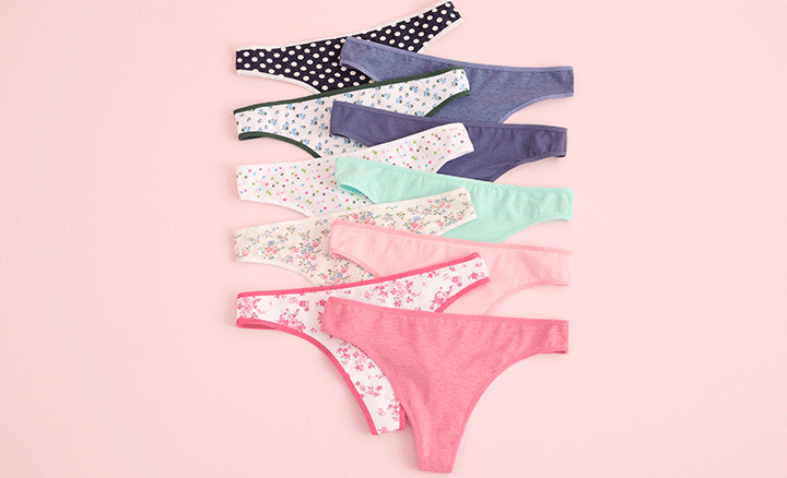 Plusieurs culottes aux motifs et couleurs variés