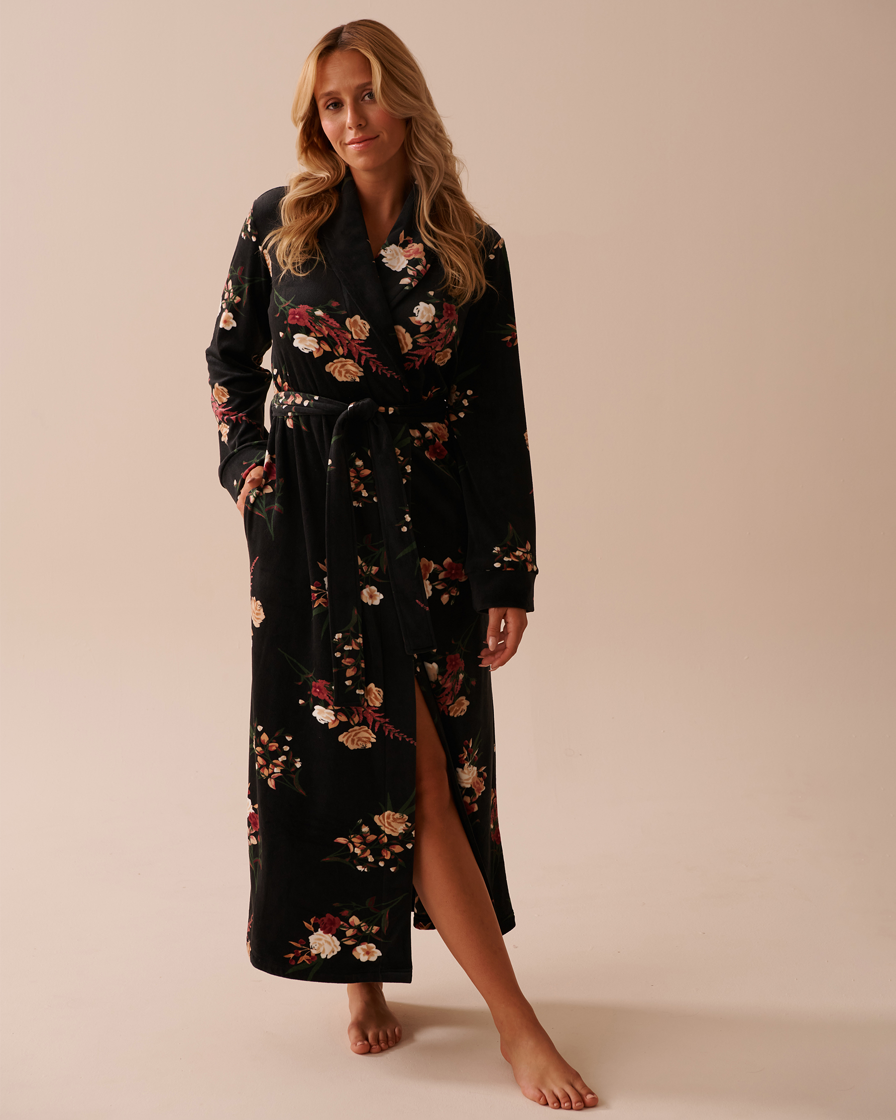 LA VIE EN ROSE Velvety Softness Long Robe Black Bouquet 40600176 - View1