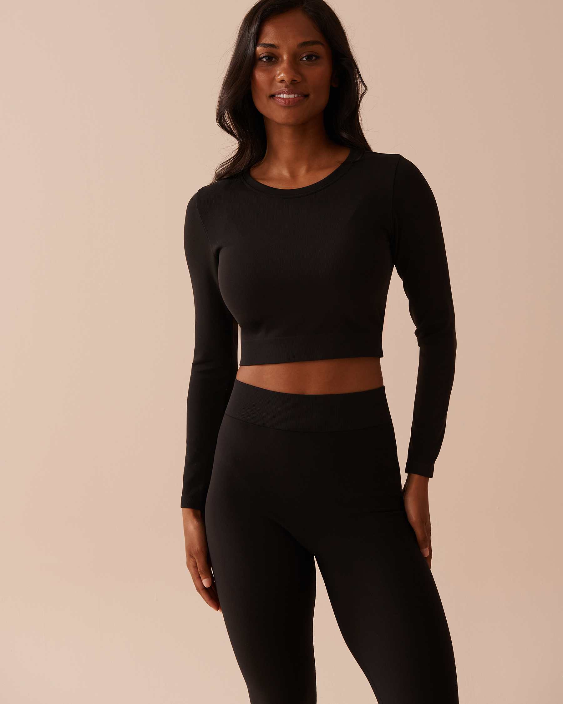 LA VIE EN ROSE Seamless Fabric Long Sleeve Crop Top Black 50100092 - View1