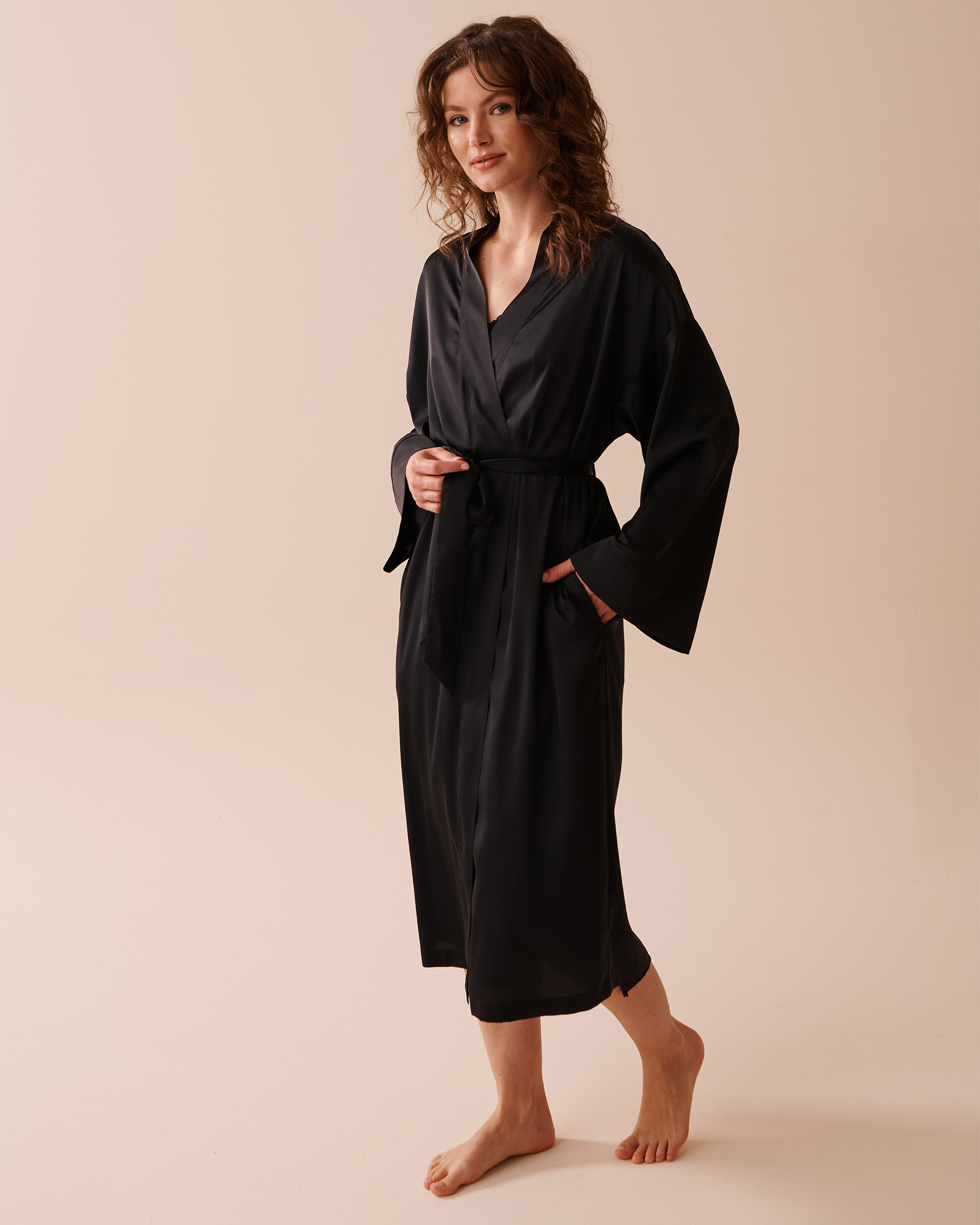 LA VIE EN ROSE Satin Kimono Black 60600077 - View1